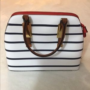 Cartera Aldo New. $25